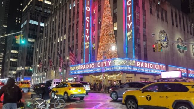 Da árvore do Rockefeller às vitrines da 5th Avenue, Nova York entrega o Natal cinematográfico perfeito