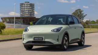 Modelo 100% elétrico reforça expansão da Geely, que prepara montagem no país em parceria com a Renault