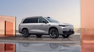 No Salão de São Paulo, fabricante mostra o B10 pronto para o mercado brasileiro e o C16, SUV de seis lugares com proposta interna diferenciada
