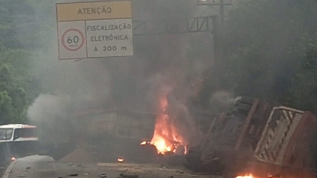 Dois veículos transportavam cargas diversas, bateram e, logo após o impacto, pegaram fogo