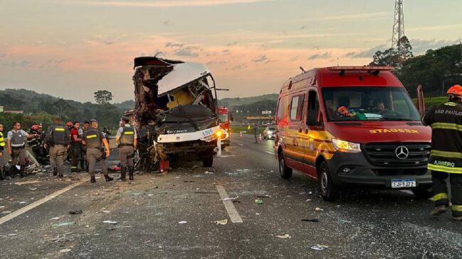 Sete pessoas ficaram presas às ferragens e precisaram ser retiradas pelas equipes de resgate