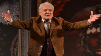 Ator Othon Bastos sobe ao palco em seu primeiro monólogo em 'Não Me Entrego, Não!'
