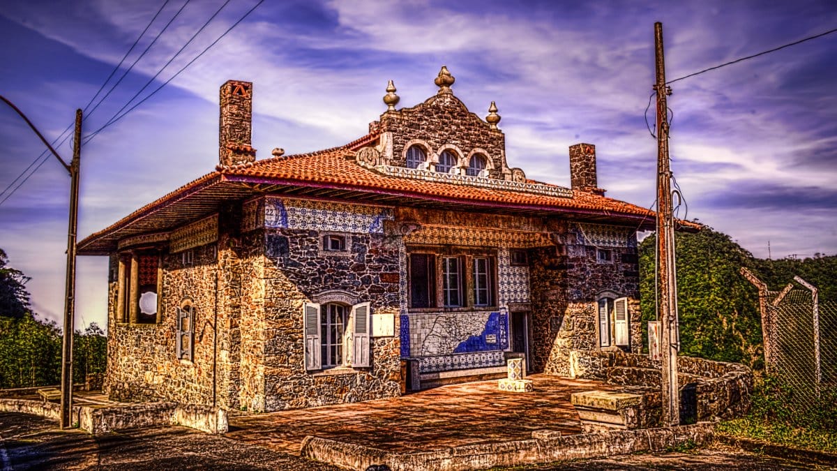 Partindo de Santo André, a Vila de Paranapiacaba é uma das opções mais conhecidas para um bate-volta a partir da capital. Com clima fresco por causa da altitude, trilhas envoltas em neblina, museus ferroviários e casinhas históricas, o destino combina natureza e memória. Por estar em área de serra, o acesso exige atenção, especialmente para quem depende de transporte público. Para saber mais sobre o trem turístico para Paranapiacaba, veja como funciona a visita ao trem da vila. Foto: Wikimedia Commons