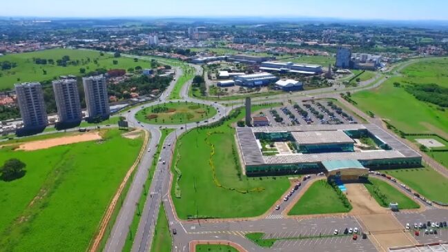 O turismo ambiental de Paulínia também é forte, visto que o local conta com uma abundância de zona verde e flores espalhados
