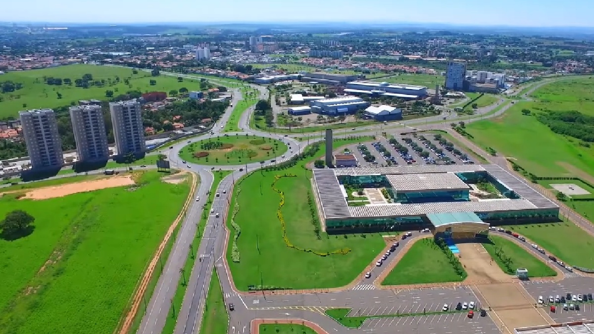 O turismo ambiental de Paulínia também é forte, visto que o local conta com uma abundância de zona verde e flores espalhados