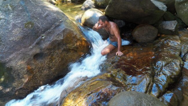 Explorar a Pedra que Engole em Trindade é uma daquelas experiências que ficam na memória.
