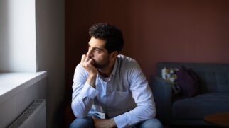 Reconhecer o impacto da linguagem no sofrimento emocional não significa negar os problemas, mas encontrar novas formas de enfrentá-los com mais consciência, leveza e esperança.