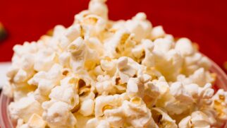 Embora possa parecer um lanche inusitado antes dos exercícios, a pipoca é uma excelente fonte de carboidrato complexo