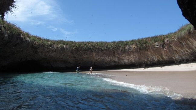 A soma de beleza, isolamento e história fez da Hidden Beach um destino cobiçado por viajantes que buscam algo além do óbvio.