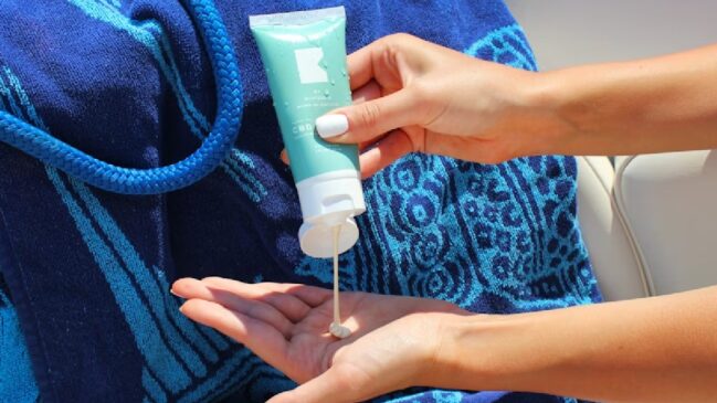 Outra tendência em crescimento é o protetor solar com cor, que protege não só contra os raios UV, mas também contra a luz visível