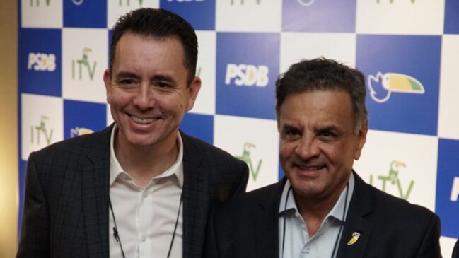 Paulo Serra e Aécio Neves durante a convenção do PSDB em São Paulo