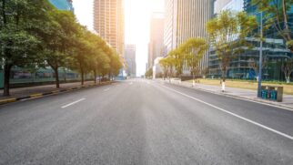 A diferença entre "rua" e "avenida" vai além do nome é a função da via, prevista no Código de Trânsito Brasileiro, que define regras de velocidade, projeto urbano e segurança
