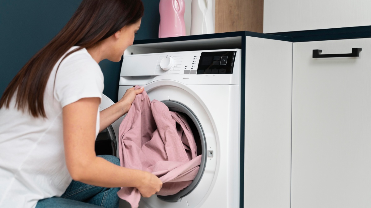 Na prática, o método consiste em colocar algumas peças de roupa dentro de um saco plástico resistente antes de iniciar o ciclo de lavagem.