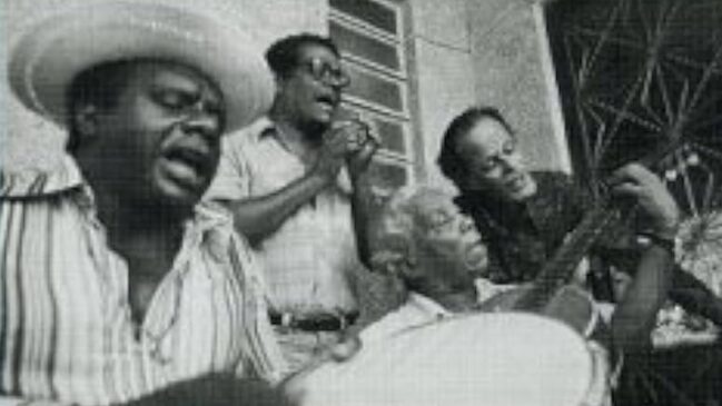 Candeia, em primeiro plano, ao lado de Elton Medeiros, Nelson Cavaquinho e Guilherme de Brito