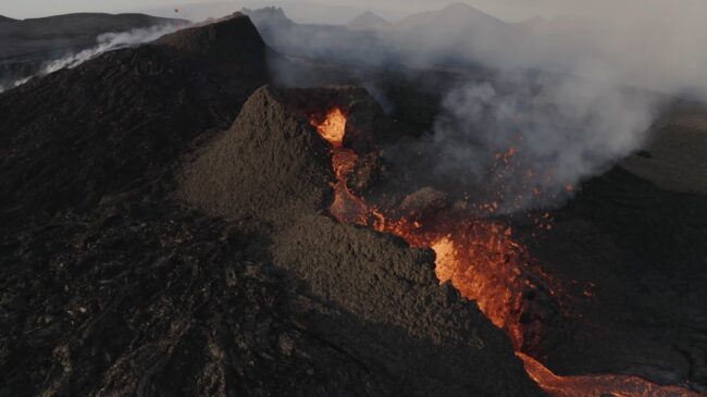 Com seu drone profissional, o fotógrafo Bjorn Steinbekk já registrou diversas erupções na Islândia