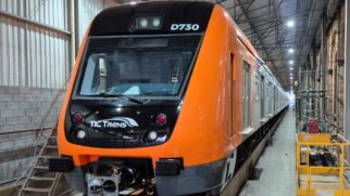 Segundo relatos de passageiros nas redes sociais, há trens parados por vários minutos nas estações