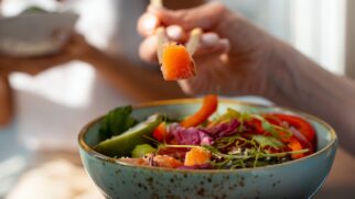 A diretriz é objetiva: priorizar alimentos naturais e minimamente processados, proteínas de qualidade, gorduras saudáveis, frutas, vegetais e grãos integrais