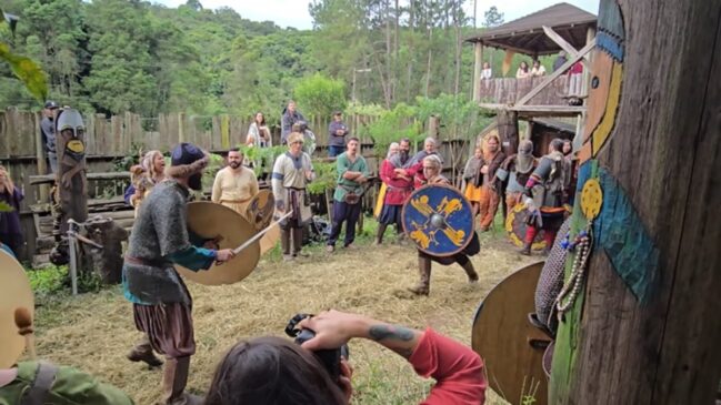 Localizada a uma hora e meia da capital paulista, vila viking está dentro de um sítio em Juquitiba