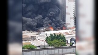 Incêndio atingiu um galpão na rua Martim Burchard, na região do Brás