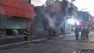 Incêndio atingiu quatro imóveis na rua Marechal Deodoro, em São Bernardo