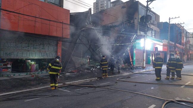 Incêndio atingiu quatro imóveis na rua Marechal Deodoro, em São Bernardo