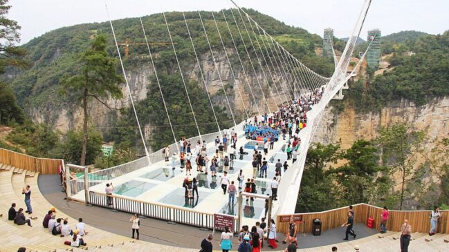 Projetada pelo arquiteto israelense Haim Dotan, ponte tem seis metros de largura e 430 metros de extensão