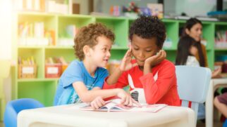 No Klassens tid, os estudantes se reúnem para conversar sobre problemas pessoais e se ajudar nas tarefas escolares