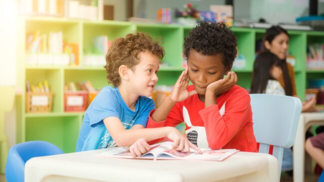 No Klassens tid, os estudantes se reúnem para conversar sobre problemas pessoais e se ajudar nas tarefas escolares