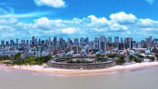 Capital combina praias urbanas, atrações gratuitas e boa comida a preços acessíveis