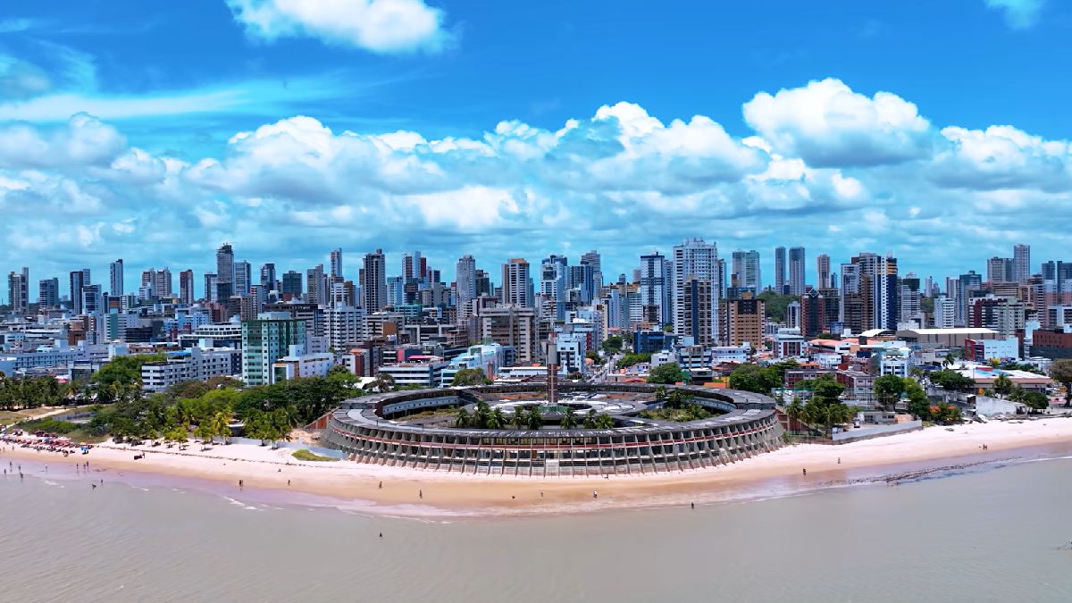 Capital combina praias urbanas, atrações gratuitas e boa comida a preços acessíveis