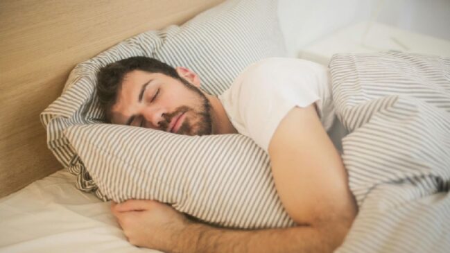 Talvez você não precise dormir mais horas, mas sim dormir melhor