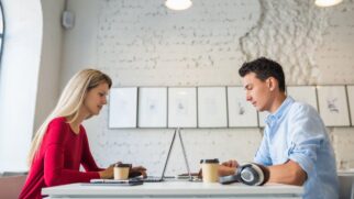 Mesmo com regras, home office e riscos, a atração entre colegas segue firme