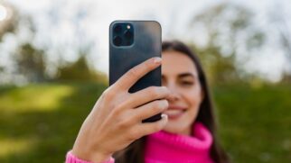 Mesmo quando você está fazendo outra coisa, o celular tem acesso a câmera