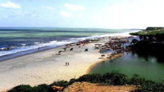 Praia Bela possui um clima tranquilo e mar agitado