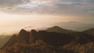 Durante o amanhecer, a Pedra da Marcela fica com uma vista incrível