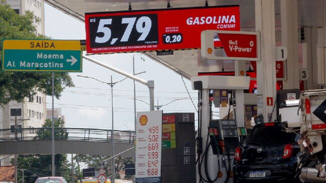 Posto na Av. dos Bandeirantes dava destaque para gasolina no pix