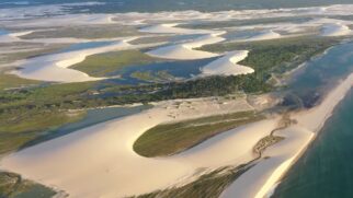 Vila é conhecida pelas dunas, lagoas de água doce e pores do sol