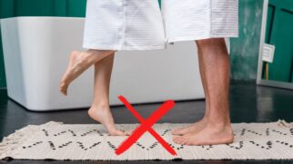 Descubra como a diatomita absorve água, reduz odores e traz mais segurança ao banheiro
