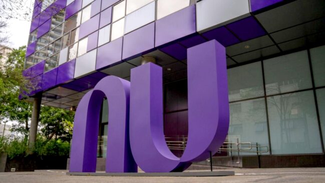 Mudança nas regras do Banco Central coloca o Nubank no caminho para virar banco de fato e manter a marca no Brasil