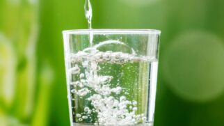 Beber água carbonatada pode ter alguns efeitos no sistema digestivo