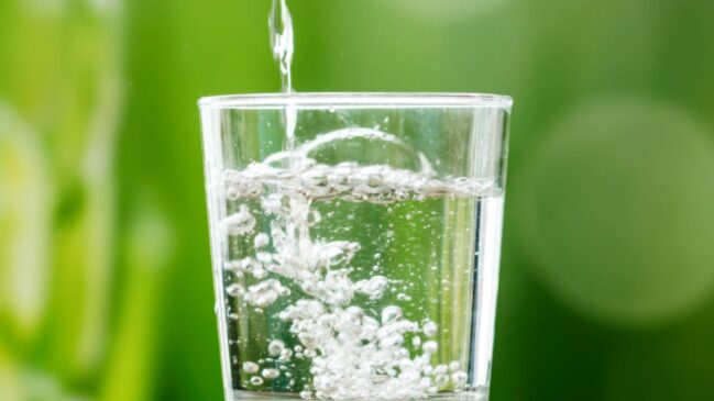 Beber água carbonatada pode ter alguns efeitos no sistema digestivo