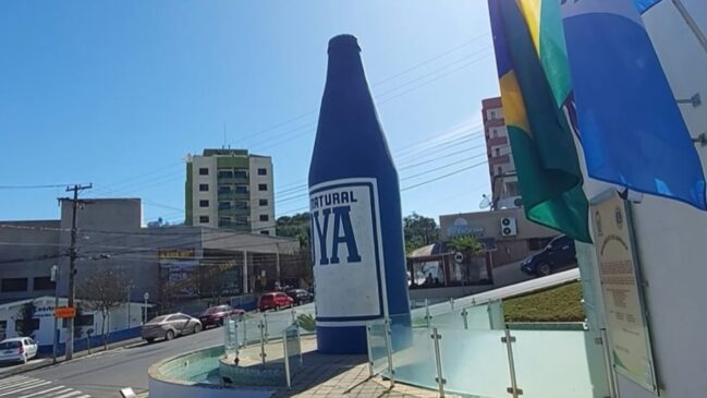 A garrafa gigante virou orgulho local e lembra, sem esforço, por que Lindóia é sinônimo de água mineral.