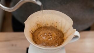 O resíduo do café ganhou função nova no banheiro, mas pede cuidado para não exagerar e evitar problemas no encanamento
