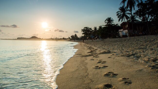 Destinos do litoral paulista ganham destaque no verão com praias variadas, natureza preservada e opções para todos os perfis de turistas