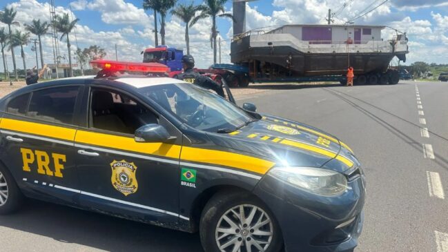 Duas viaturas da Polícia Rodoviária Federal (PRF) fizeram a escolta do barco