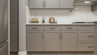 Solução mais simples que armário planejado, prateleira aberta amplia a luz e ajuda a reduzir umidade em cozinhas compactas