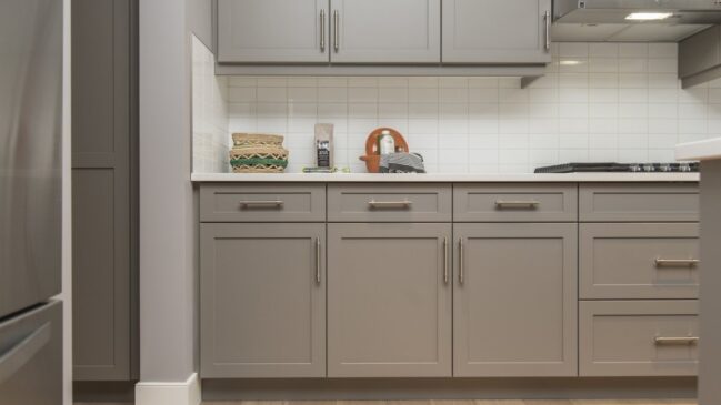 Solução mais simples que armário planejado, prateleira aberta amplia a luz e ajuda a reduzir umidade em cozinhas compactas