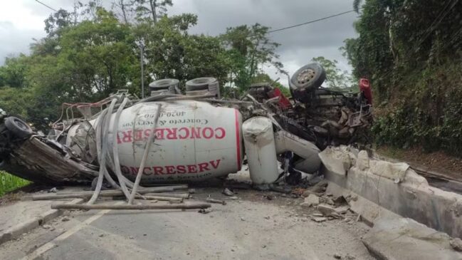Betoneira caiu em cima de um carro na rodovia Prefeito Bento Rotger Domingo