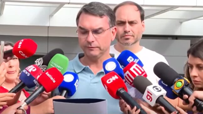 Momento em que Flávio Bolsonaro lê a carta do pai em frente a hospital de Brasília