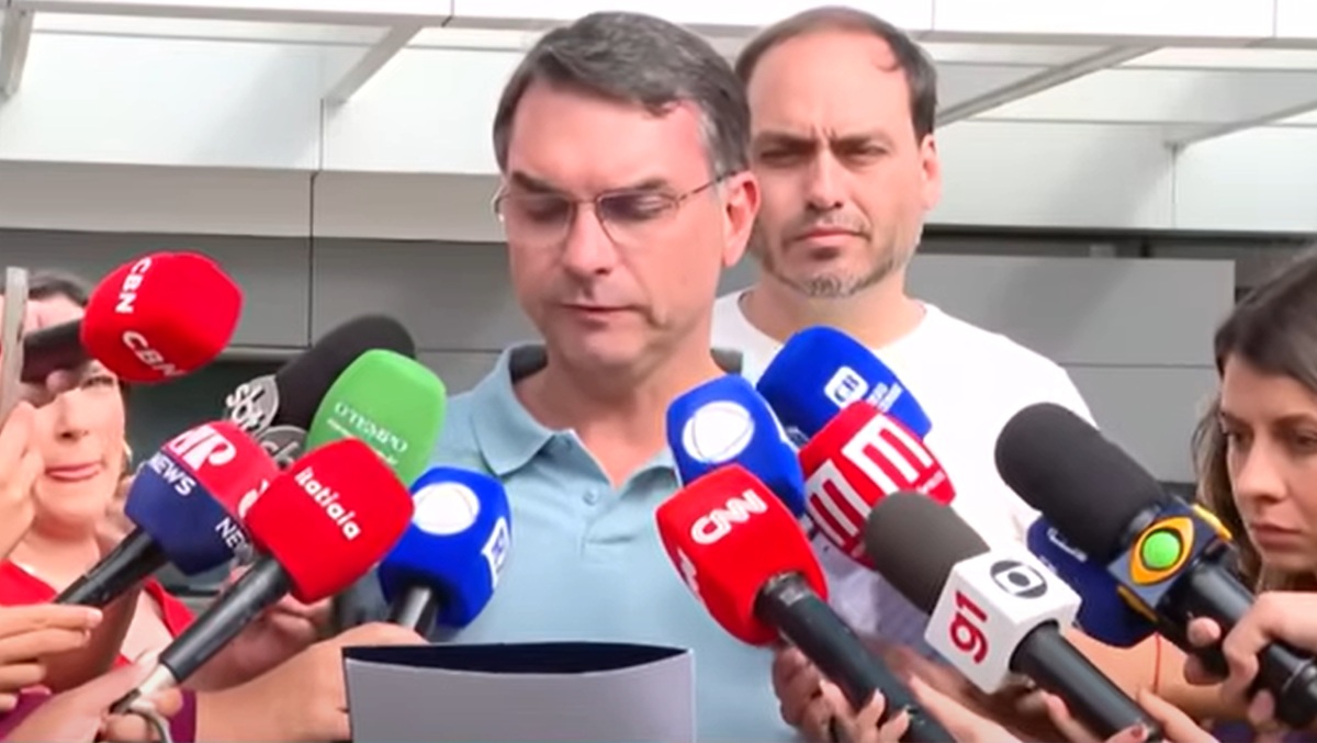 Momento em que Flávio Bolsonaro lê a carta do pai em frente a hospital de Brasília